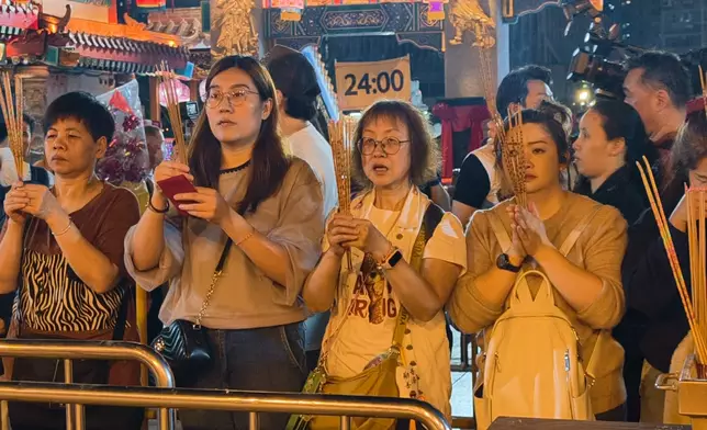 善信到在除夕到黃大仙祠上香。巴士的報記者攝