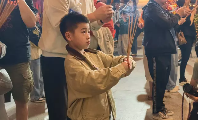 小朋友到黃大仙祠上香。巴士的報記者攝