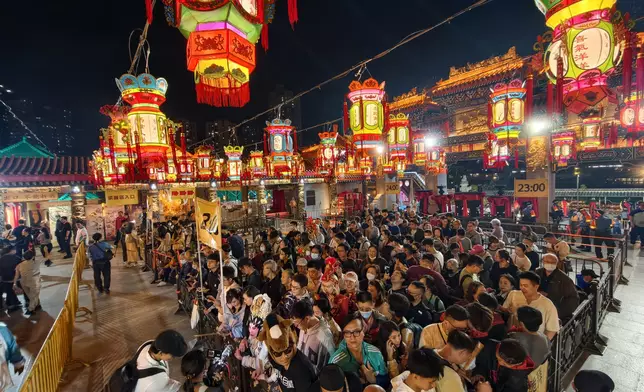 善信排隊特候。巴士的報記者攝