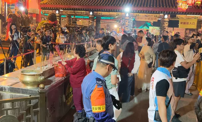 工作人員維持秩序。巴士的報記者攝