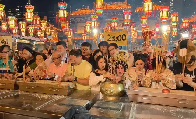 黃大仙頭炷香。巴士的報記者攝