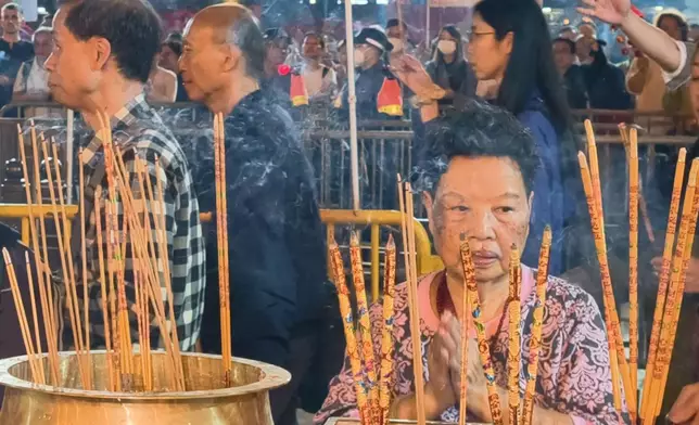 善信上香祈福。巴士的報記者攝