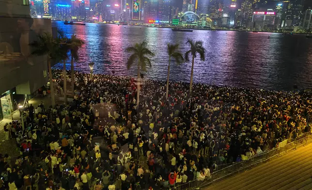 市民在尖沙咀海傍欣賞煙花。讀者提供