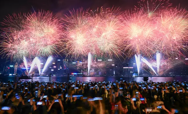 「WIN」字煙花。