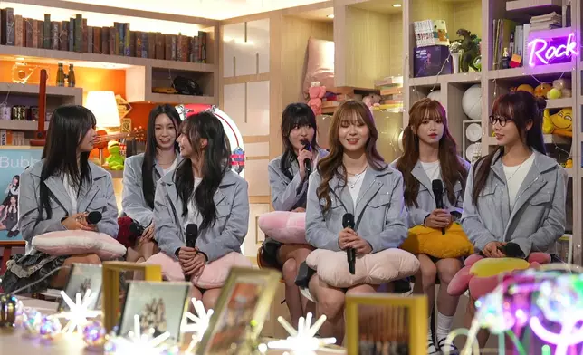 原來三首歌歌名的最後一個字串連起來正是「我愛你」的甜蜜藏頭詩。