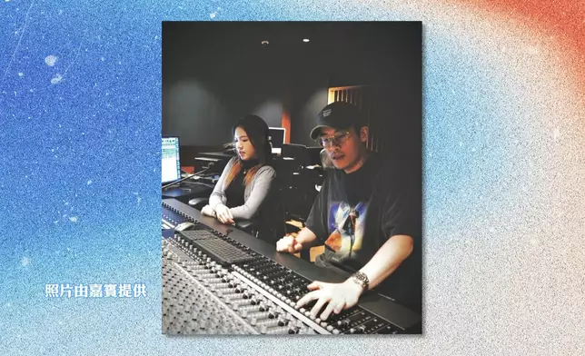 亦透露這段緣份始於第一首歌《我和愛麗絲絕交了》當時全靠監製陳考威幫忙牽線，才成功邀得Wyman填詞。