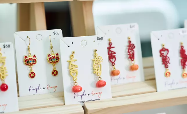 以羊毛氈，樹脂，織帶和銅線造出手作賀年飾品