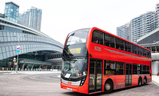 西九龍站高鐵網絡已擴展直達全國110站點，九巴已加強W2 及W3服務，最頻密時段分別可達每12及20分鐘一班。