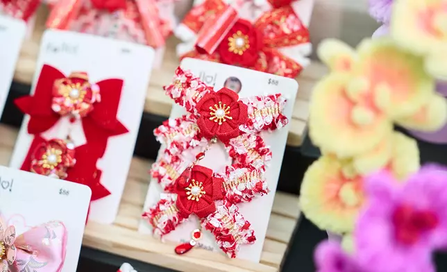 以羊毛氈，樹脂，織帶和銅線造出手作賀年飾品