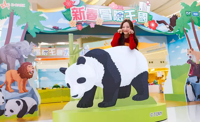 與造型逼真的動物角色合影