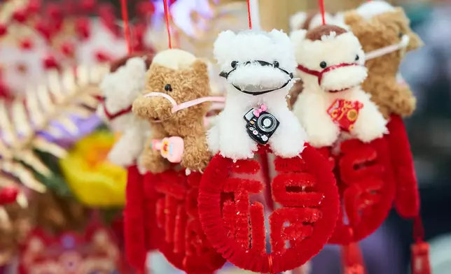 以羊毛氈，樹脂，織帶和銅線造出手作賀年飾品