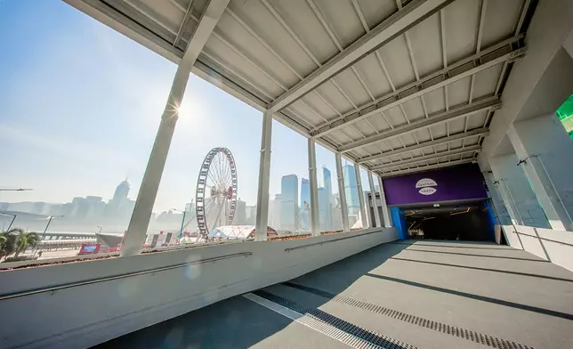 行人通道臨近中環碼頭部分採用半開放式設計