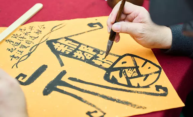 由非物質文化遺產花鈕工藝傳承人麥琬思(Mercy Mak )聯乘香港聯合國教科文組織協會書法項目顧問、本地書法家潘炳鴻設計- 全港首個「雙非遺」跨界別工藝品「花飛蝶舞宮扇」及「迎春接福」揮春