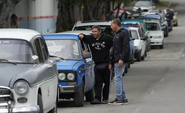 在古巴哈瓦那，司機們排隊等待進入加油站。AP圖片