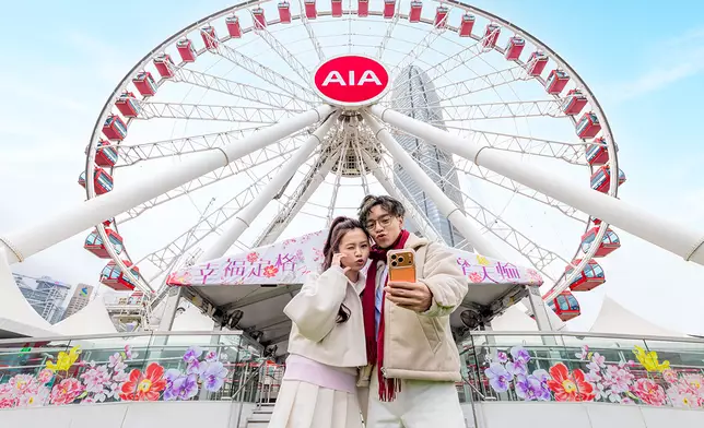 情侶除了可在摩天輪下精心佈置的花海打卡，更可登上充滿象徵愛情與好運的花卉圖案的車廂，在浪漫氛圍中俯瞰維港美景，與摯愛共度美好時光。