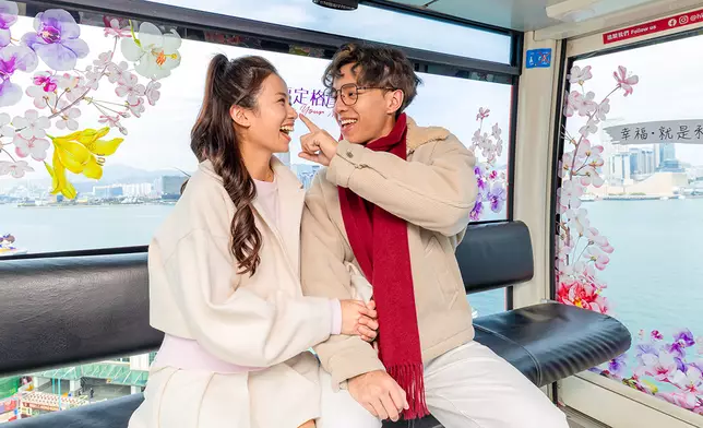 香港摩天輪同時亦提供專屬攝影服務，由專業攝影師於香港摩天輪下及海濱位置捕捉情侶互動的珍貴時刻。