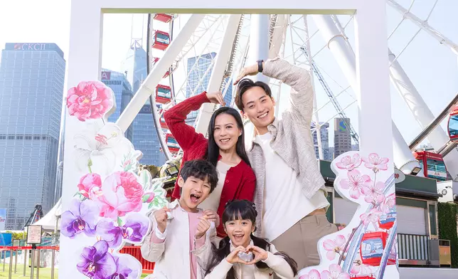 場內設有多個打卡區，佈滿寓意姻緣美滿的桃花、高雅吉祥的蘭花與富貴如意的牡丹的花卉圖案，配以特色打卡裝置，讓訪客在維港景致與絢麗花海中與家人、朋友、摯愛捕捉新春團圓的美好瞬間。