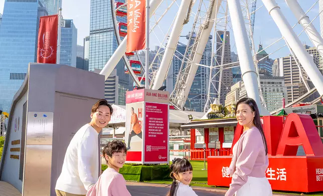 場內設有多個打卡區，佈滿寓意姻緣美滿的桃花、高雅吉祥的蘭花與富貴如意的牡丹的花卉圖案，配以特色打卡裝置，讓訪客在維港景致與絢麗花海中與家人、朋友、摯愛捕捉新春團圓的美好瞬間。