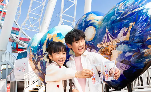 場內設有多個打卡區，佈滿寓意姻緣美滿的桃花、高雅吉祥的蘭花與富貴如意的牡丹的花卉圖案，配以特色打卡裝置，讓訪客在維港景致與絢麗花海中與家人、朋友、摯愛捕捉新春團圓的美好瞬間。