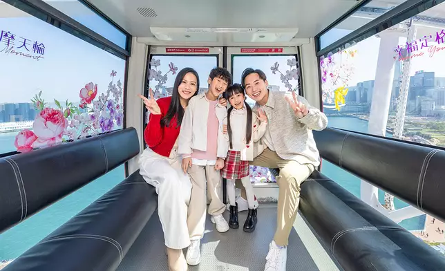 訪客在維港景致與絢麗花海中與家人、朋友、摯愛捕捉新春團圓的美好瞬間。