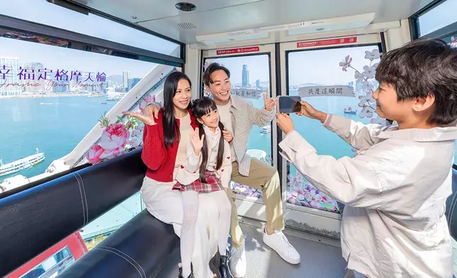 場內設有多個打卡區，佈滿寓意姻緣美滿的桃花、高雅吉祥的蘭花與富貴如意的牡丹的花卉圖案，配以特色打卡裝置，讓訪客在維港景致與絢麗花海中與家人、朋友、摯愛捕捉新春團圓的美好瞬間。