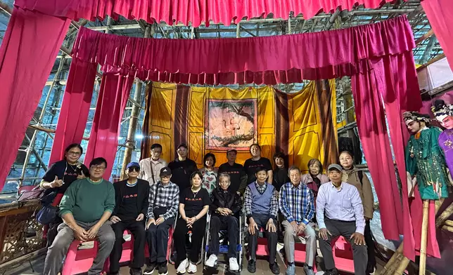 「華山傳統木偶粵劇團」班主陳錦濤（一排左五）及劇團成員合照，巴士的報記者攝