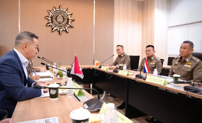 周一鳴（左）率領警隊代表團訪問泰國曼谷，其間與當地的警察培訓部門代表會面，就警務專業發展培訓交流經驗和探討加強合作。 政府新聞處圖片