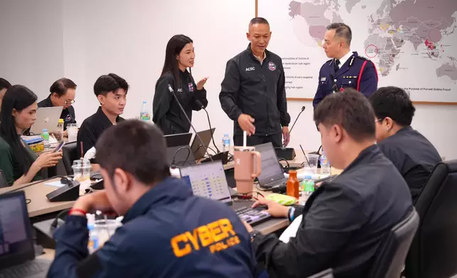 周一鳴（後排右一）率領警隊代表團到訪泰國皇家警察反網絡詐騙中心，與當地警務人員就打擊詐騙犯罪活動交流經驗和探討加強合作。政府新聞處圖片