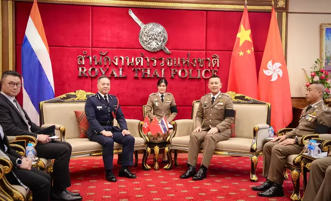 周一鳴禮節性拜訪泰國皇家警察總長Kittharath Punpetch（右二），就雙方關注的事宜交流，探討強化兩地警務合作及情報交流。政府新聞處圖片