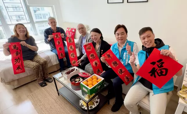 謝展寰（左三）探訪東涌翔東邨雙老家庭和少數族裔家庭。政府新聞處圖片