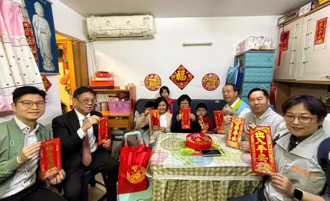 丘應樺（左二）探訪油塘邨雙老和年輕家庭。 政府新聞處圖片