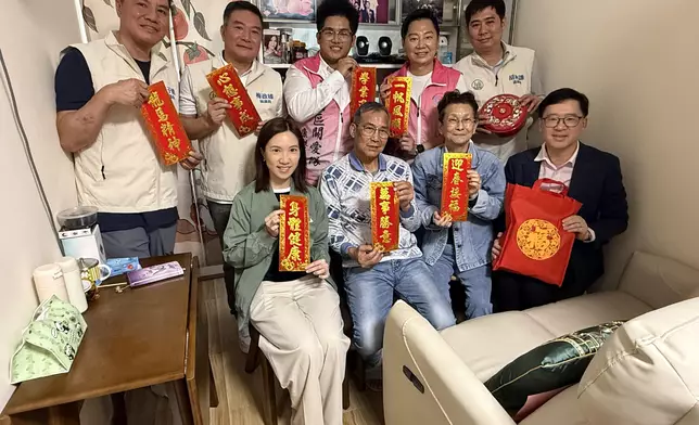 胡健民（前排右一）探訪富蝶邨長者家庭和年青人。 政府新聞處圖片