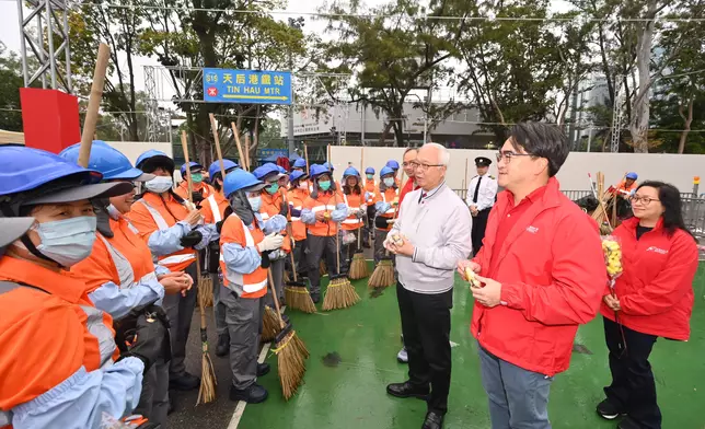 環境及生態局局長謝展寰（右三）和食物環境衞生署署長吳文傑（右二）視察清潔工人在維多利亞公園年宵市場結束後清理場地。 政府新聞處圖片