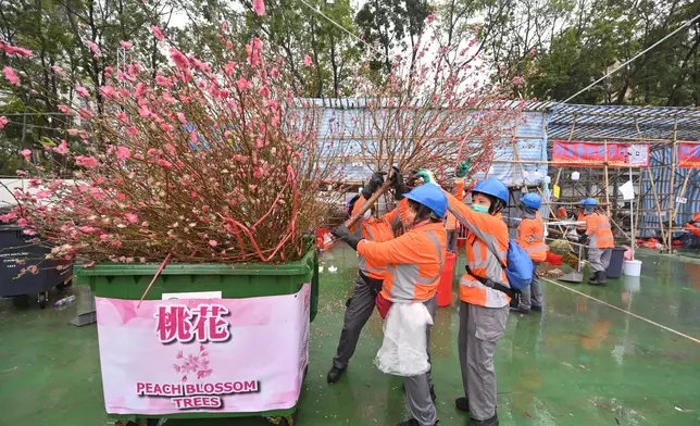 清潔工人在維多利亞公園年宵市場結束後清理場地。 政府新聞處圖片