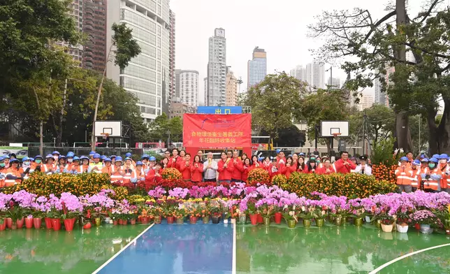 環境及生態局局長謝展寰和食環署署長吳文傑與義工隊和清潔工人在年花臨時收集站合照。 政府新聞處圖片