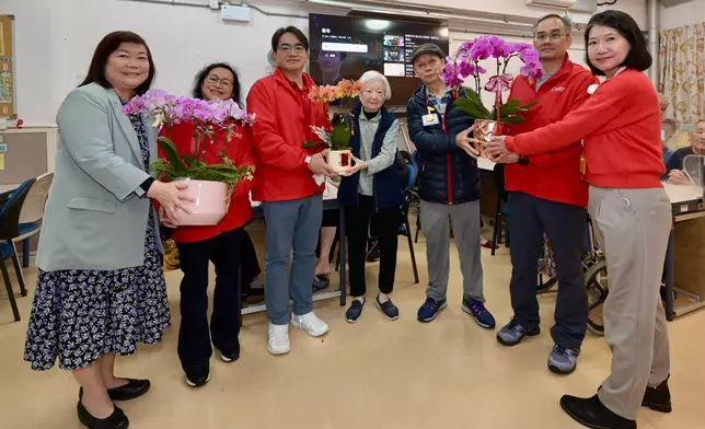 食環署署長吳文傑（左三）將年花轉贈予安老院長者。 政府新聞處圖片