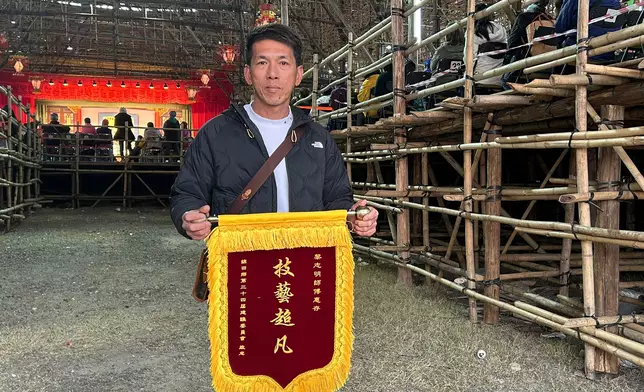 黎志明師傅手中的「技藝超凡」旗幟，體現在一群匠人的心血結晶上。巴士的報記者攝