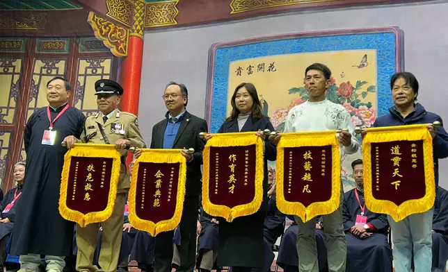 黎志明師傅榮獲錦田鄉酬恩建醮委員會頒贈的「技藝非凡」錦旗，表彰他在竹棚搭建上卓越成就。巴士的報記者攝