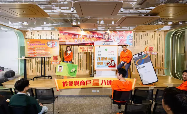 八達通市場推廣、傳訊及數據總監 吳雪虹女士Jaslin（左），八達通零售業務及合作夥伴總經理 黎家聰先生Edwin（右）