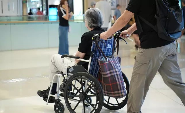 嶺南大學研究生院與政策研究院研究助理教授石琤提醒，服務券增加雖然提升了長者的購買力，但若服務供應沒有同步增加或欠缺質素監管，可能出現「有券無服務」或價格上升的問題，敦促政府同步增加服務供應並加強監管。巴士的報記者攝