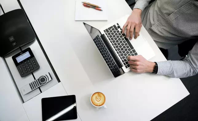 生產調力促進局調查顯示，75%香港中小企正擴大AI應用。設計圖片