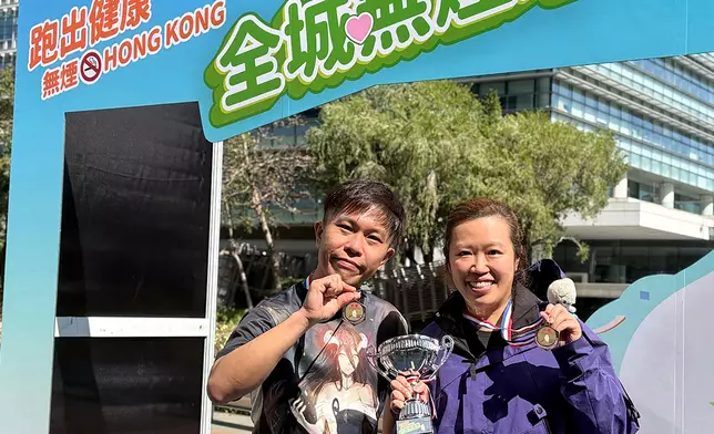 41 歲的袁先生與葉小姐在「3 公里無煙夥伴組－混合男女子組」勇奪季軍。煙齡逾十年的袁先生指，備戰的兩個月間大幅減少吸煙次數。葉小姐也表示袁先生近兩個月身上煙味減少很多。