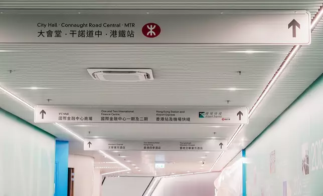 通道內設有指示牌，指引行人往返中環多處。