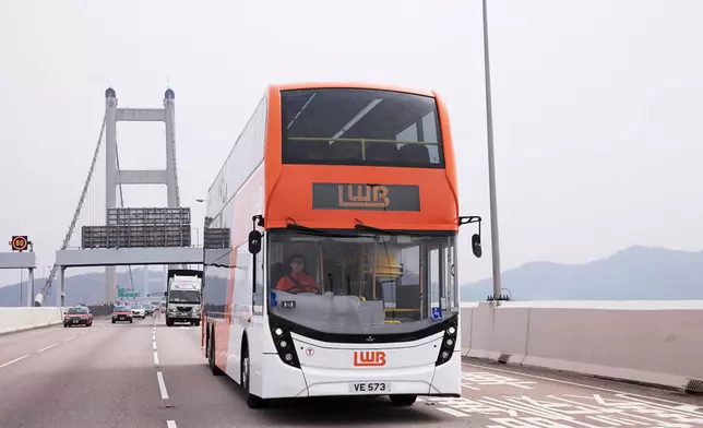 踏入馬年，又怎少得一眾馬年好意頭的地方推介？首選當然是途經香港地標青馬大橋的一眾龍運路線和九巴路
   線 230R [九龍站 ⇋ 馬灣 珀欣路在巴士上可以 感受這座基建的宏偉同時 將大橋兩旁的景色盡收眼底 。