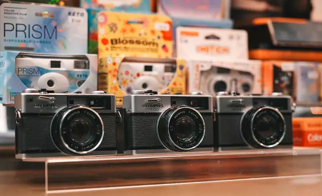 Showa Film &amp; Wave Records
  專營全新及二手黑膠唱片；各類菲林相機、菲林底片及即日沖晒