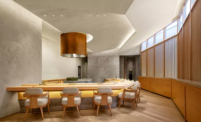 開業兩年的鮨吉祥 宮川為日本北海道壽司巨匠宮川政明大師首家及唯一海外店，只提供廚師發辦服務，首次收獲《福布斯旅遊指南》五星殊榮。 