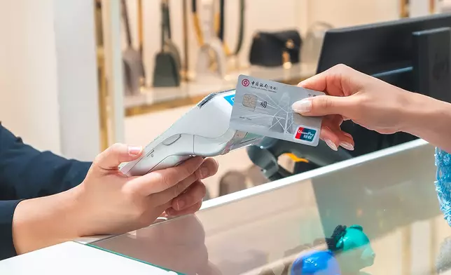 使用銀聯卡、銀聯手機Pay或銀聯二維碼消費更可額外獲得高達HK$1,400無消費門檻之商場電子現金券