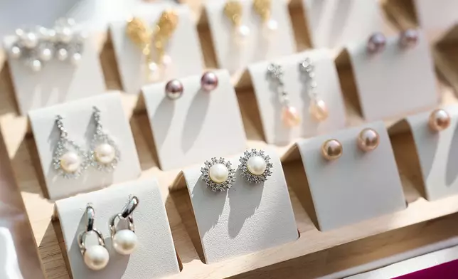 Bling Bling Accessories
   售賣純銀天然淡水及海水珍珠首飾，部份款式是店主親自設計及製造