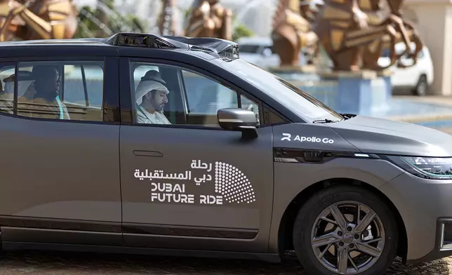 迪拜王儲謝赫·哈姆丹親身體驗蘿蔔快跑的全無人駕駛服務，並啟動蘿蔔快跑在當地的全無人駕駛服務