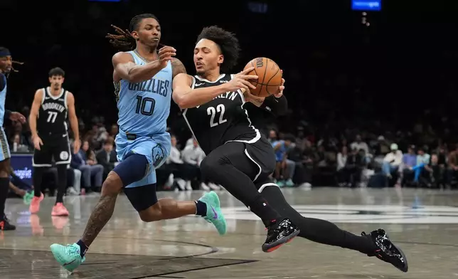 灰熊球員史摩爾（Javon Small，左）防守籃網球員威爾遜（Jalen Wilson，右）。AP圖片